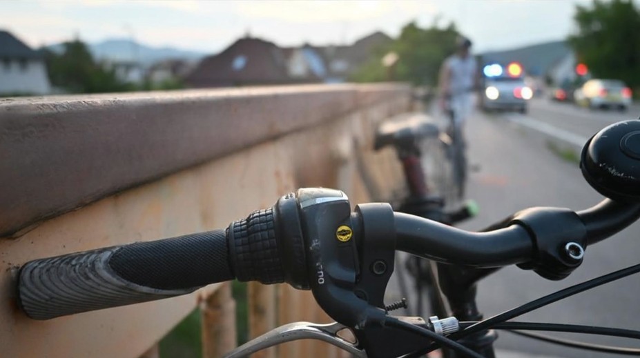 Opitý cyklista vrazil do chodca. Nehoda mala nečakaný koniec