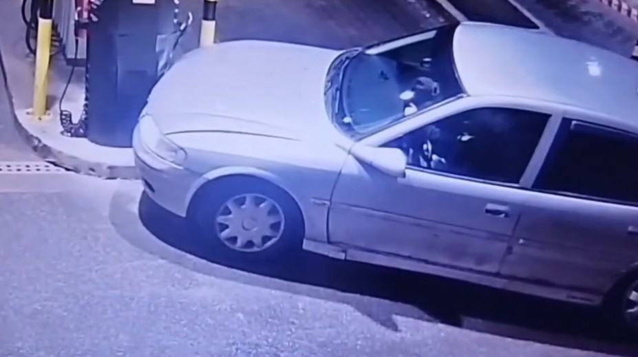 VIDEO: „Pat a Mat“ na pumpe. Havaroval opitý vodič, vystriedal ho rovnako opitý spolujazdec