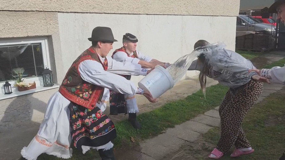 Takto vyzerá pravá šibačka na Podpoľaní. Mládenci vyrazili do ulíc už za úsvitu