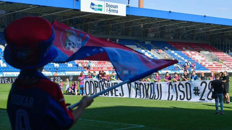 Mimoriadne emotívny zápas v Plzni: Čišovského si uctili minútou ticha a špeciálnymi dresmi