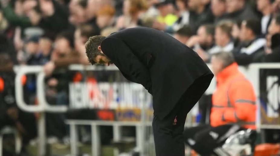 Manchester United zaváhal, aj keď hral dlhú presilovku. Carrickovo kúzlo zlomil Newcastle United