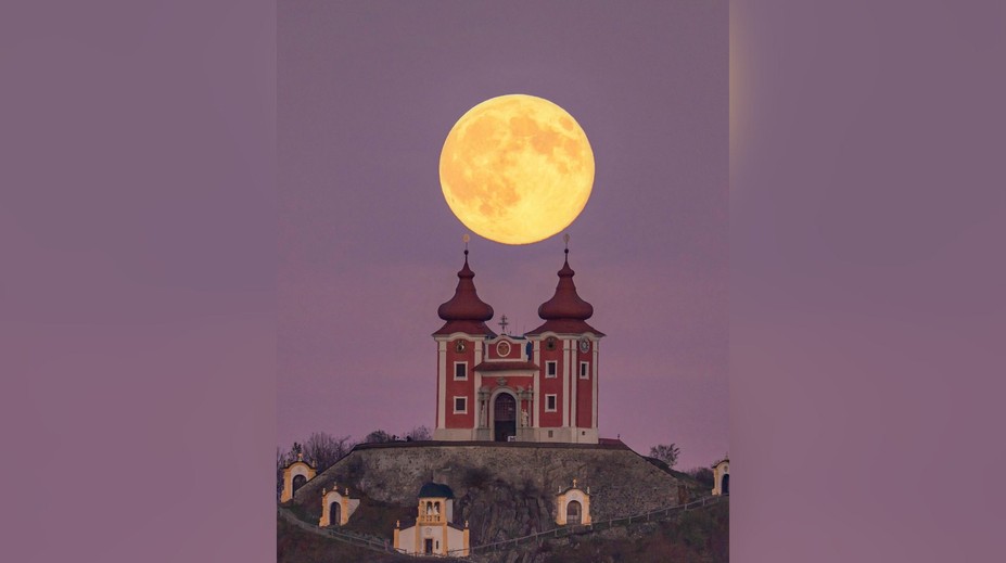 GALÉRIA: Nepočujúci fotograf zachytil čaro splnu nad Štiavnicou. Jeho snímky vyrážajú dych