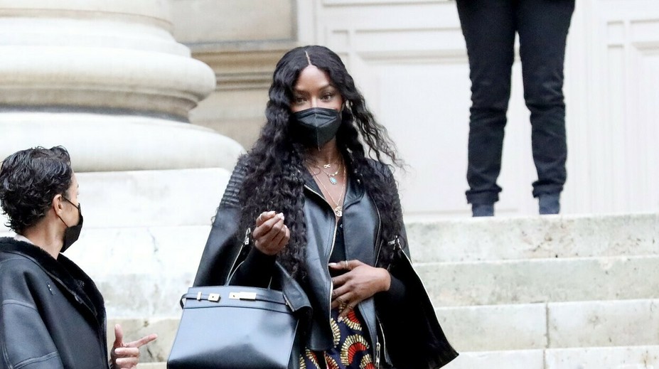 Prvýkrát s dcérkou v uliciach: Naomi Campbell zachytili paparazzi s kočíkom