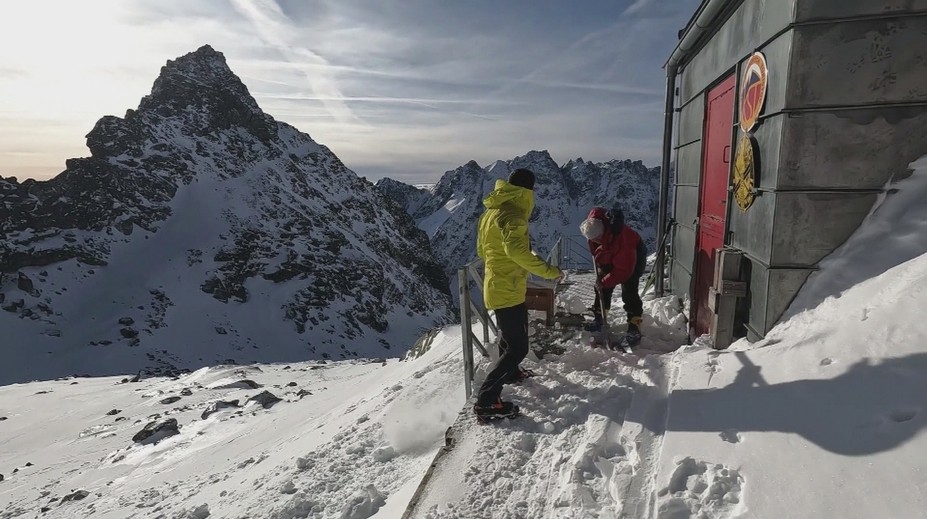 Tatry sú až nebezpečne biele. Topenie snehu a následné zamrznutie premenili krajinu na ľadovú zónu