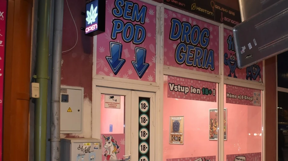 Policajti zostali v šoku. V meste na juhu Slovenska predávali v automate skutočné drogy