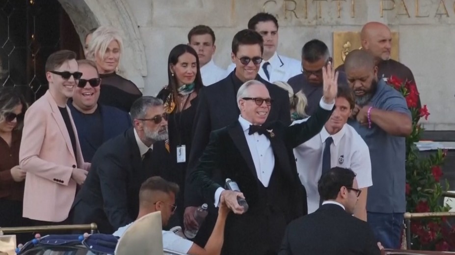 Novomanželia Bezosovci a celebritní hostia opúšťajú Benátky. Pozrite si to najlepšie z okázalého párty maratónu