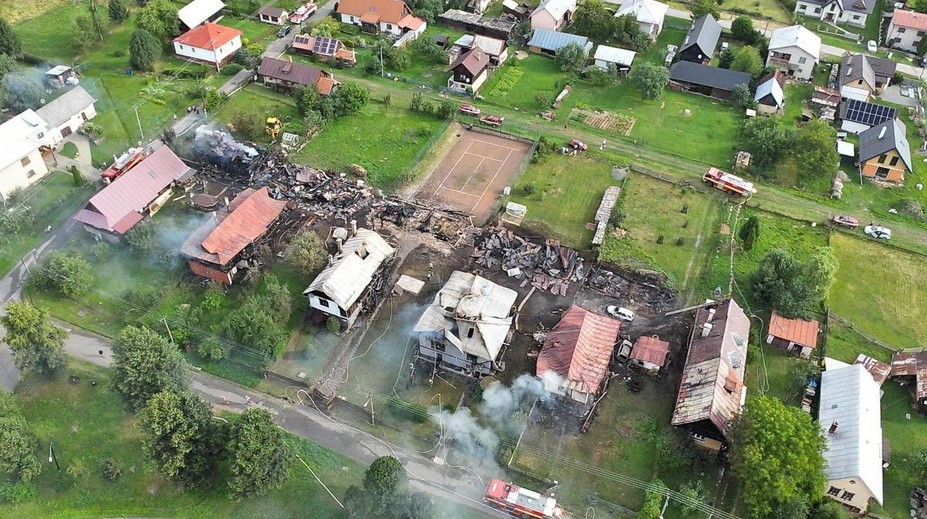 FOTO: Obrovský nočný požiar pri Brezne. Škody sa šplhajú k 400-tisíc eurám
