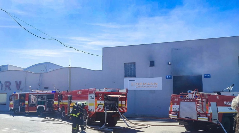 Na Záhorí horela fabrika. Požiar si vyžiadal evakuáciu výrobnej haly