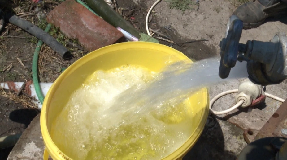 S nebezpečnou vodou sa trápia už roky. Mesačne za pitnú míňajú aj 50 eur