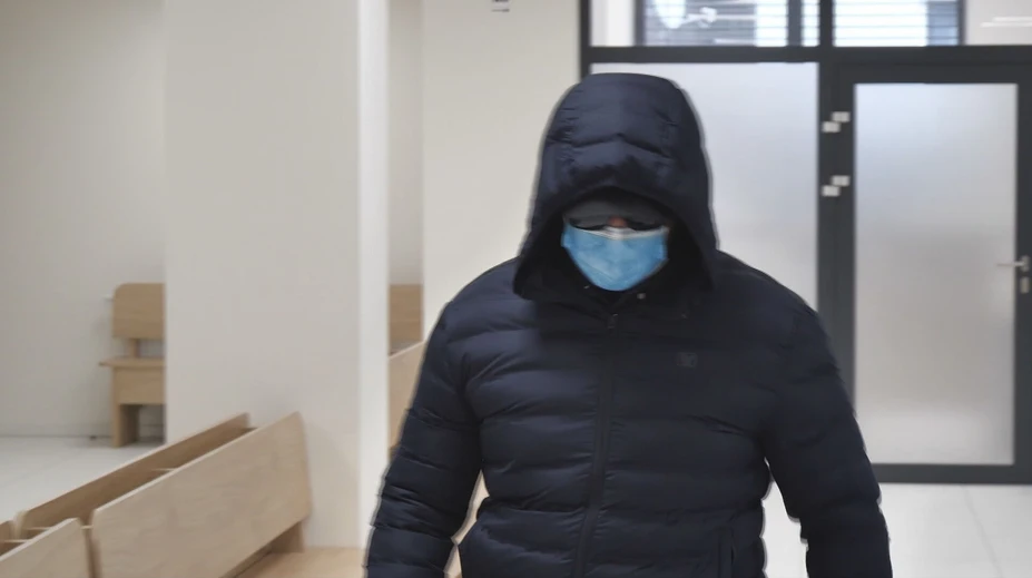 Vynášal detaily z vyšetrovania vraždy a lustroval ľudí. Bývalý policajt priznal vinu, no trest sa mu nepáči