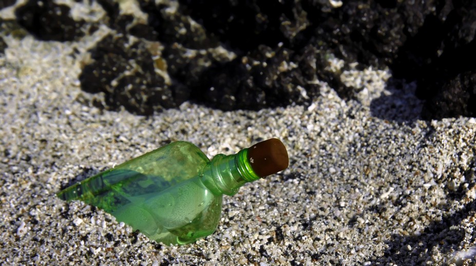 Dievča našlo v jazere fľašu s 26-ročným odkazom. Neverilo vlastným očiam, keď zistilo, čo je na ňom