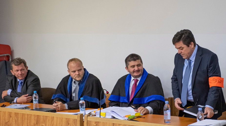 Kauza zmenky: Po výpovedi Tótha súd pojednávanie prerušil, pokračovať bude v októbri