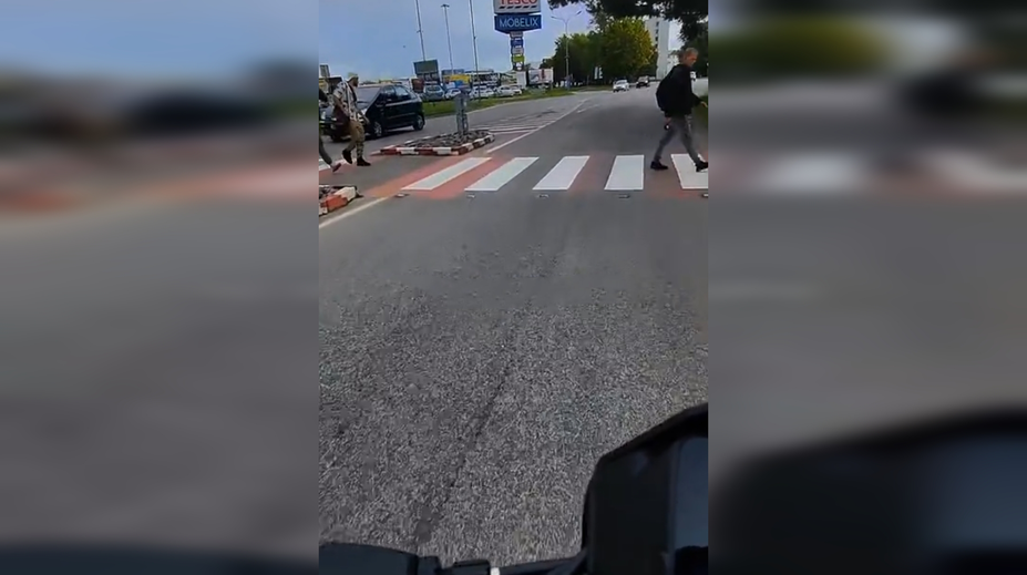 Jazdí na červenú a natáča sa pri tom. Anonymná vodička má zákaz šoférovať, tvrdí polícia