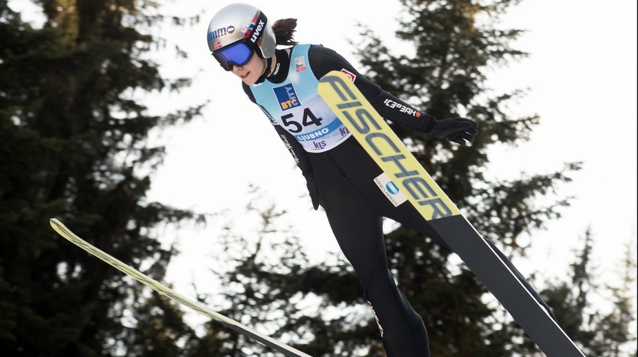 V ponožke skrývala nepovolenú pomôcku. Nórsku skokanku na lyžiach diskvalifikovali, kontrolóri ostali zaskočení