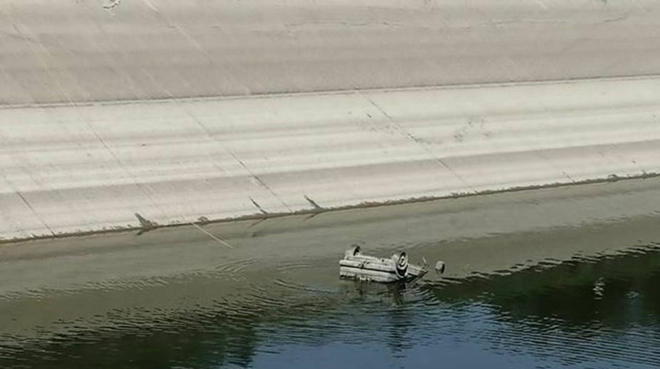 VIDEO: Šokujúci nález pri vypúšťaní Hričovského kanála. Z vody vytiahli auto s mŕtvolou