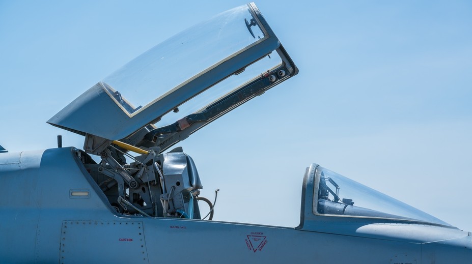 Z darčeka sa stala nočná mora. Dôchodca sa v panike omylom katapultoval zo stíhačky