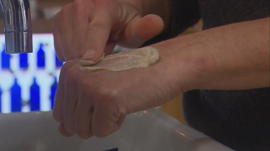 Mikrogranuly v pastách, géloch či pílingoch v Británii zakázali. Dôvod vás možno prekvapí