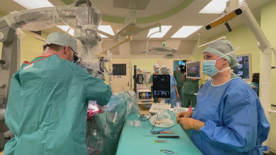 Slovenskí neurochirurgovia operujú mozog bez skalpela. Využívajú roboty, umelú inteligenciu a 3D vizualizácie