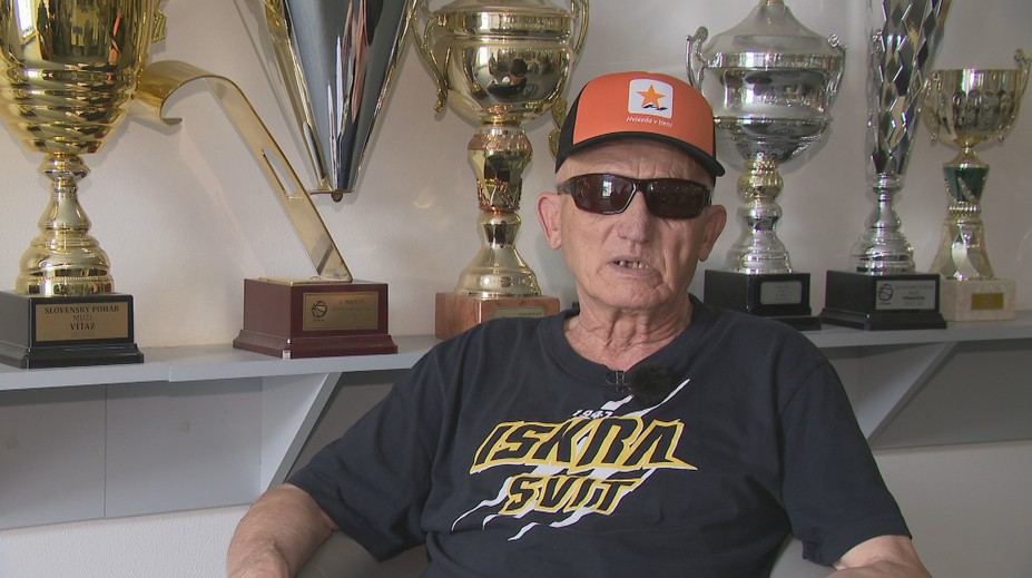 Nevidiaci masér je legendou slovenského basketbalového klubu. Vyše 30 rokov dôverujú len jemu