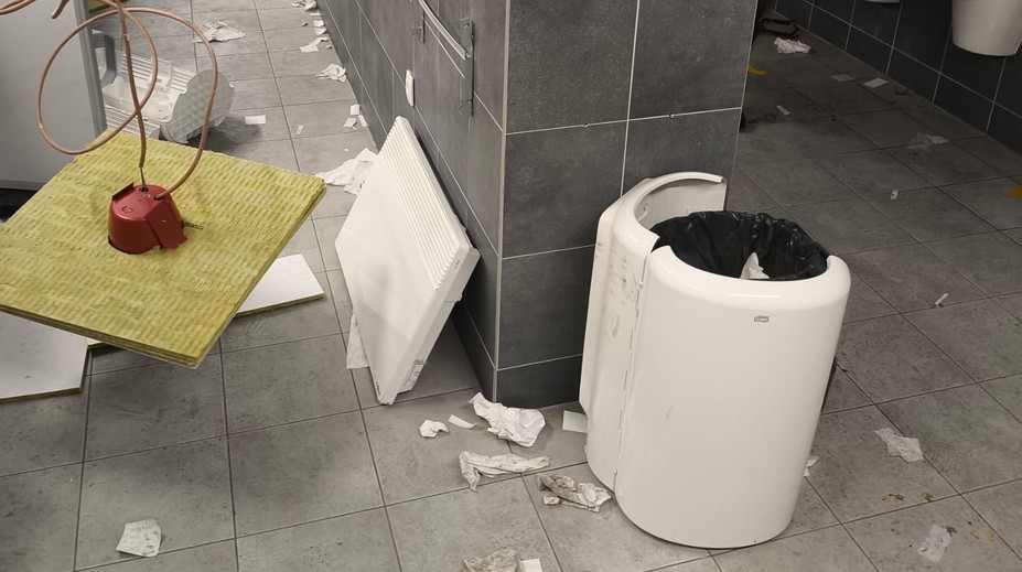 FOTO: Šokujúce zábery z prestížneho derby. Ultras Prešova demolovali priestory košického štadióna