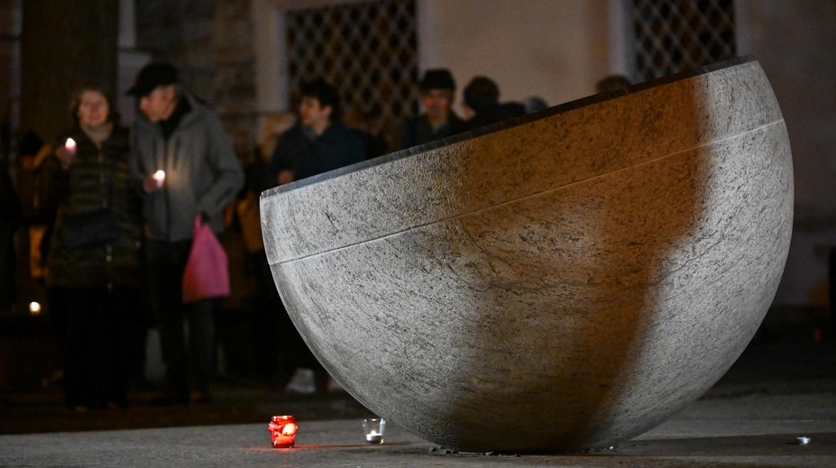 Námestie plné ľudí, zapálené sviečky a vodné delá. V utorok si pripomíname Sviečkovú manifestáciu