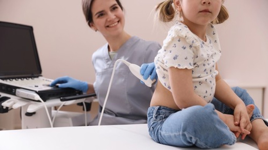 Keď dieťa bolí bruško, problém môže byť v obličkách. Lekár upozorňuje na dôležitý varovný signál