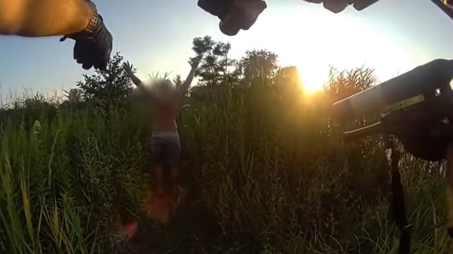 VIDEO: Dráma na rybačke. Mladík útočil po hádke na druhého muža mačetou