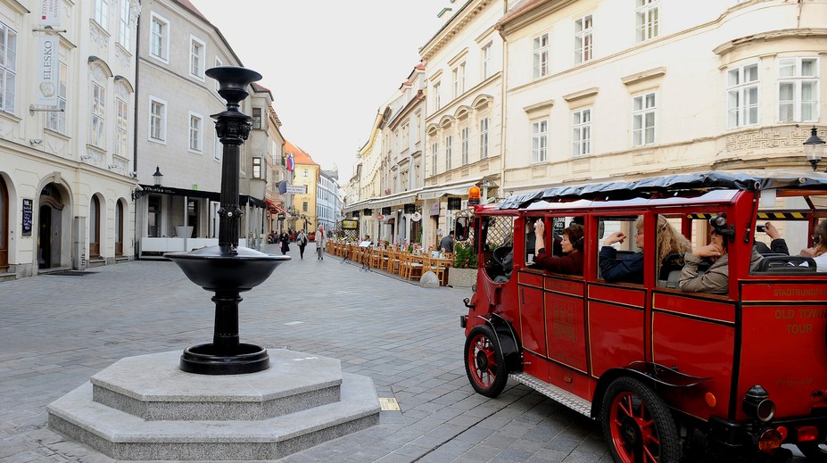 Pomôžte nájsť násilníka. V centre Bratislavy niekto dobil 25-ročného mladíka