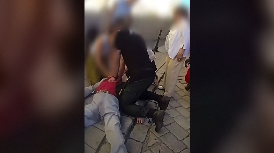 VIDEO: Náhle odpadol na ulici v centre mesta. Dvaja mladí policajti mu zachránili život