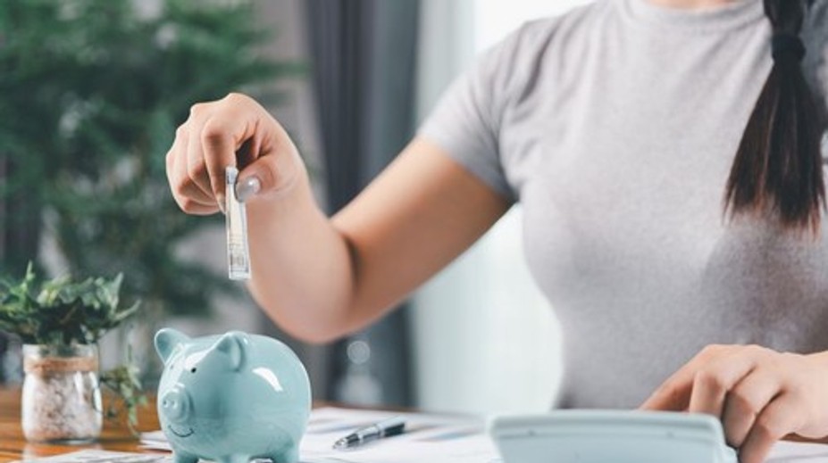 Prvá brigáda aj výplata. Finančný expert radí, ako neurobiť najväčšiu chybu