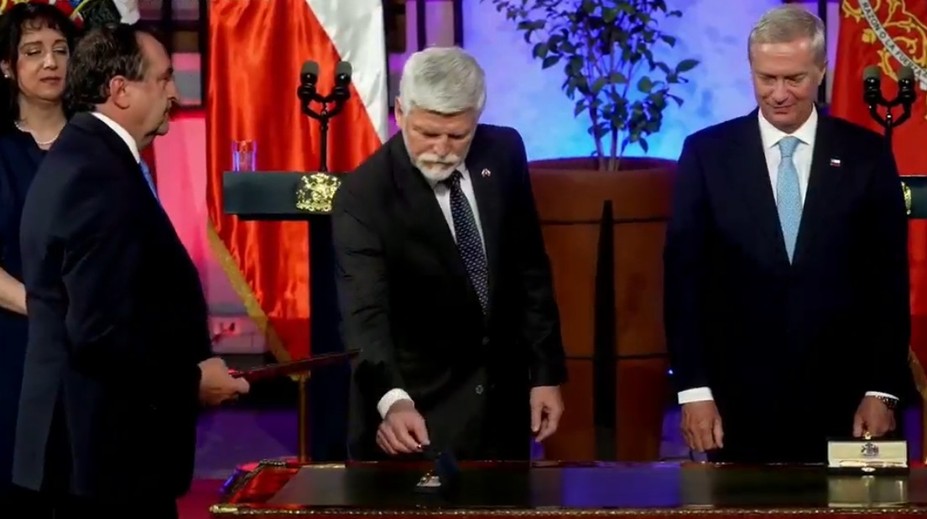 Klaus si ho prisvojil, Pavel ponúkol svoje. Príbeh s protokolárnym perom v Chile má úsmevný koniec