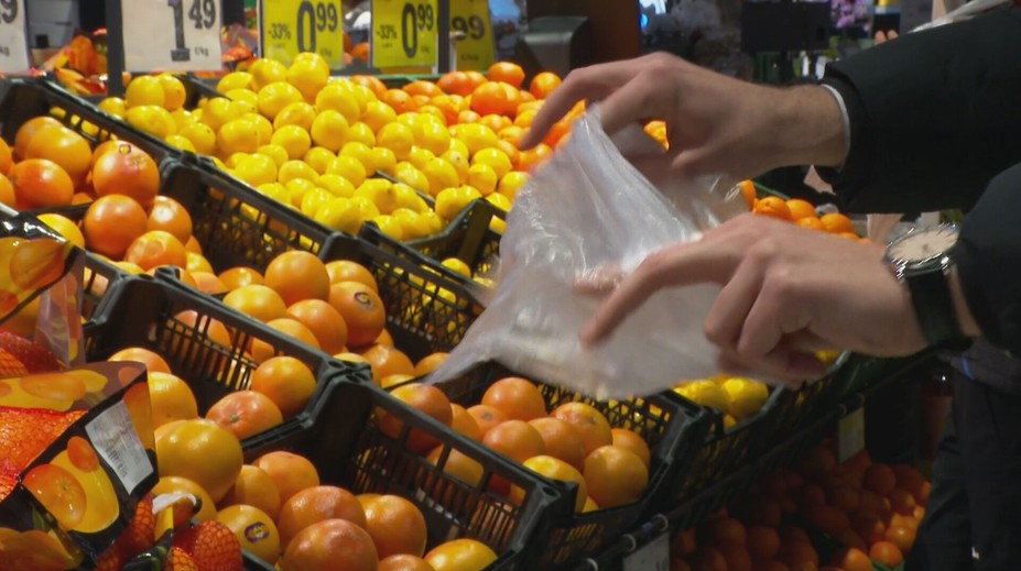 Mikroténové vrecká v našich obchodoch končia. V hre sú dve alternatívy, ani jedna nebude zadarmo