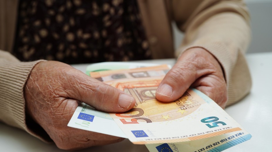 Absurdné situácie s energopomocou: Prečo majú nárok niektorí poslanci, no mnohí dôchodcovia nie?