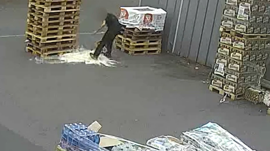 VIDEO: Nešikovná krádež piva v hypermarkete. Dôvodom bola stávka, muž skončil s reznými ranami a modrinami