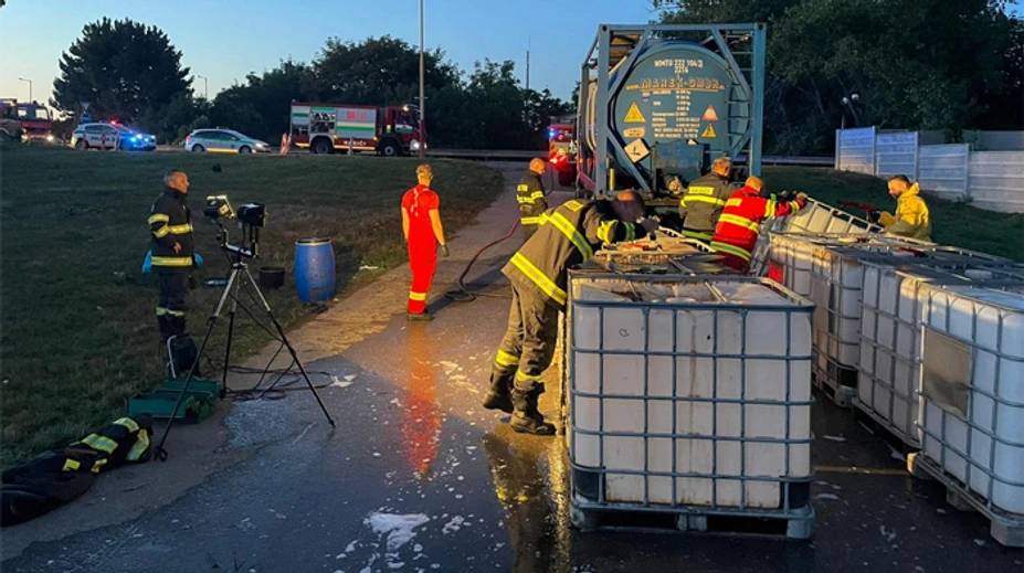 Na odpočívadle Zeleneč uniklo z cisterny asi 800 litrov kyseliny
