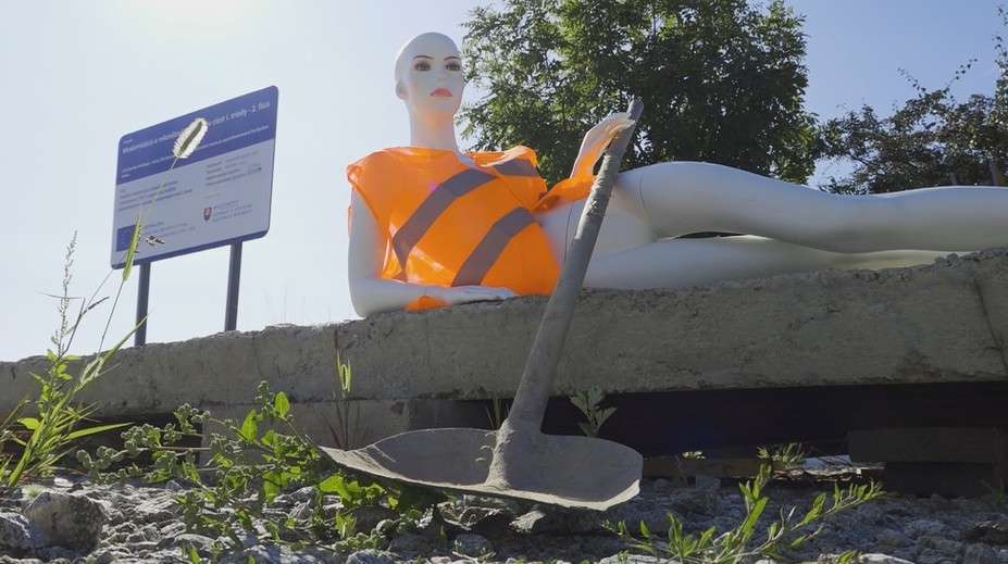 Aj Martin má svojho Čumila. Na most, ktorý roky čaká na opravu, ho dali symbolicky