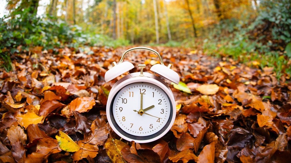 Slovensko sa cez víkend prehupne do chladnejšieho a tmavšieho ročného obdobia. Čas sa posunie o hodinu dozadu
