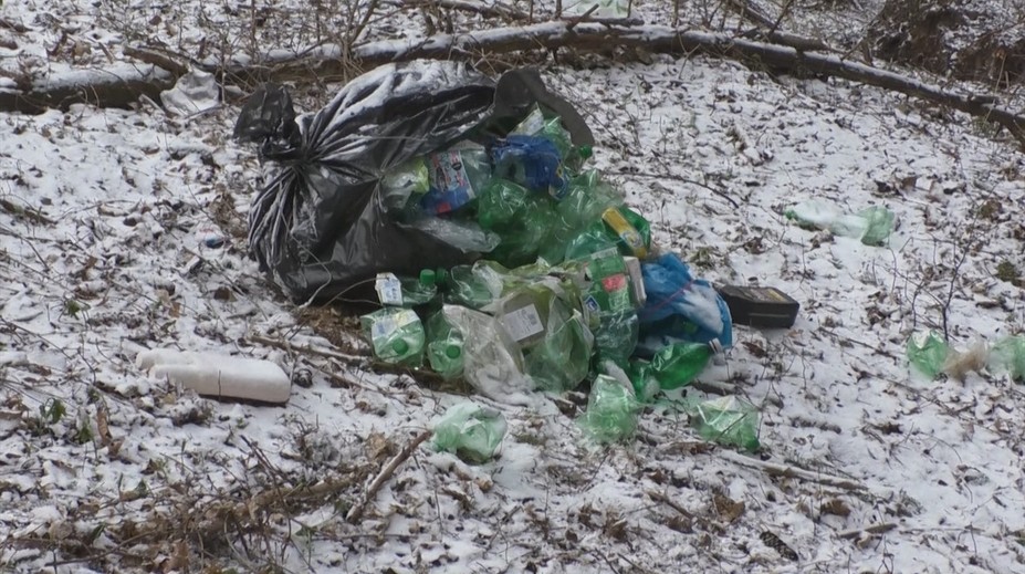 Plasty, elektronika či pneumatiky. Jar odkrýva neporiadok na odstavných plochách