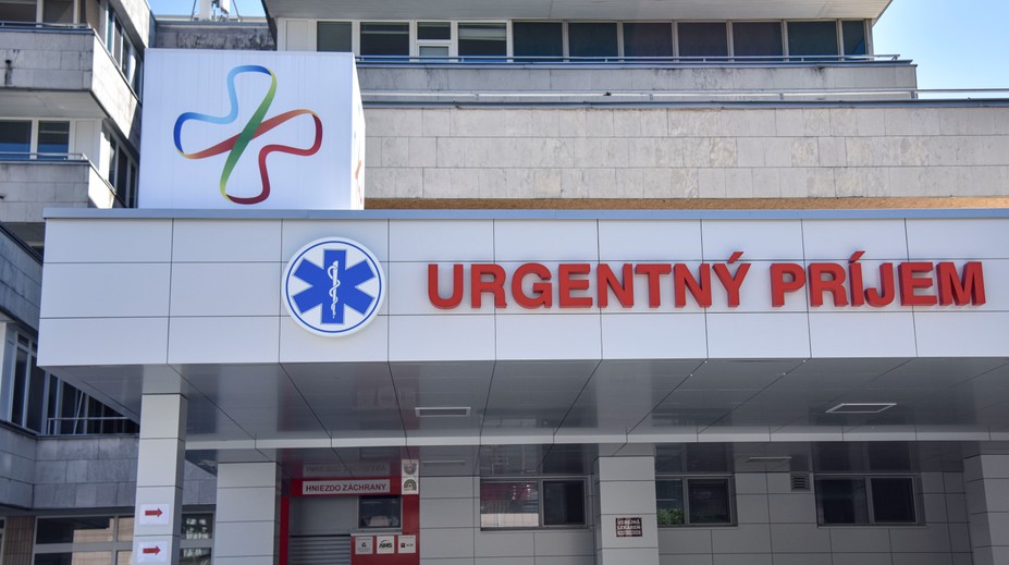 Utrpela veľmi vážne zranenia. Dievča (11) z nehody v Petržalke je naďalej v nemocnici