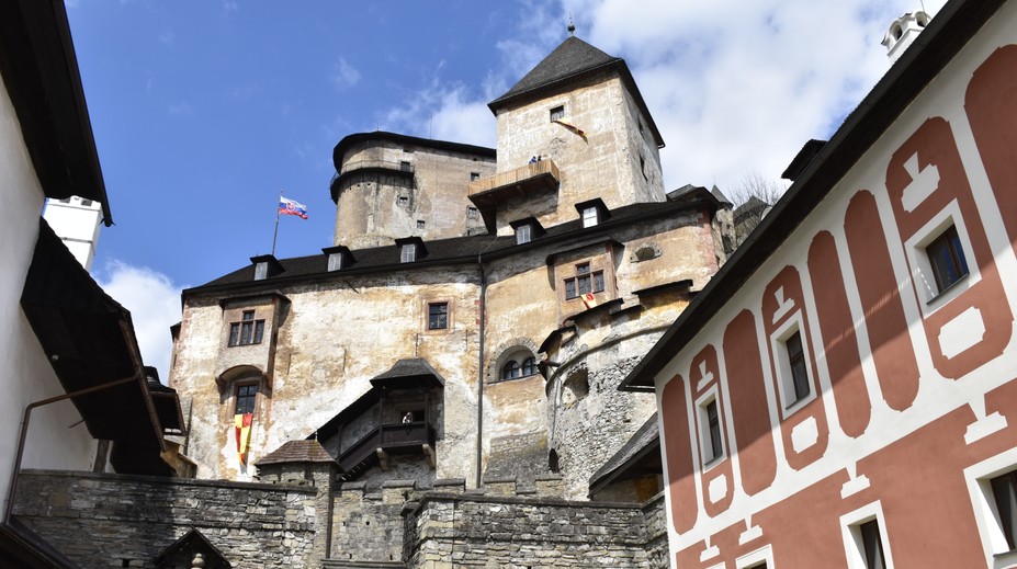 Tragická udalosť na Oravskom hrade. Pri páde z balkóna prišiel o život turista