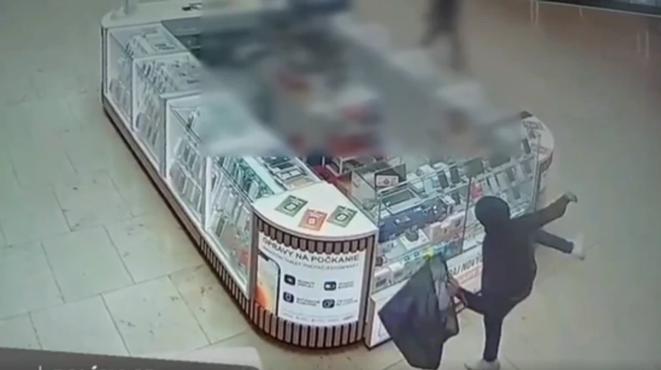 Nehorázna drzosť. Maskovaný muž rozkopal v nákupnom centre vitríny s mobilmi, po útoku pokojne zmizol