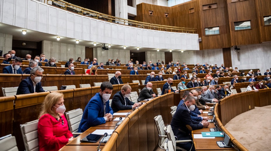 Poslanci ukončili diskusiu k vládnemu programu, hlasovať majú v utorok