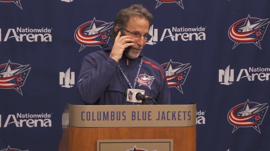 Kouč Columbusu baví svojou tlačovkou NHL. Zodvihol novinárov mobil a hovoril s jeho mamou