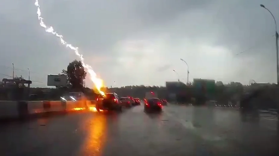 VIDEO: Šokujúci moment. Do vozidla udrel dvakrát po sebe blesk