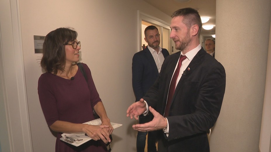 Vlastné kancelárie si neplatia, všetky peniaze použili na kampaň. Republika ide do volieb s číslom 25