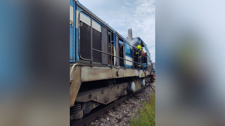 Pri Trenčíne horela lokomotíva. S ohňom bojovali okrem hasičov aj pracovníci vlaku