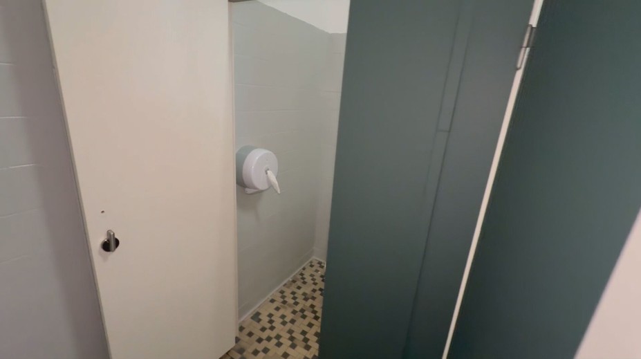 Pred vandalmi nie sú v bezpečí ani nemocnice. V Banskej Bystrici zmizli aj záchodové misy