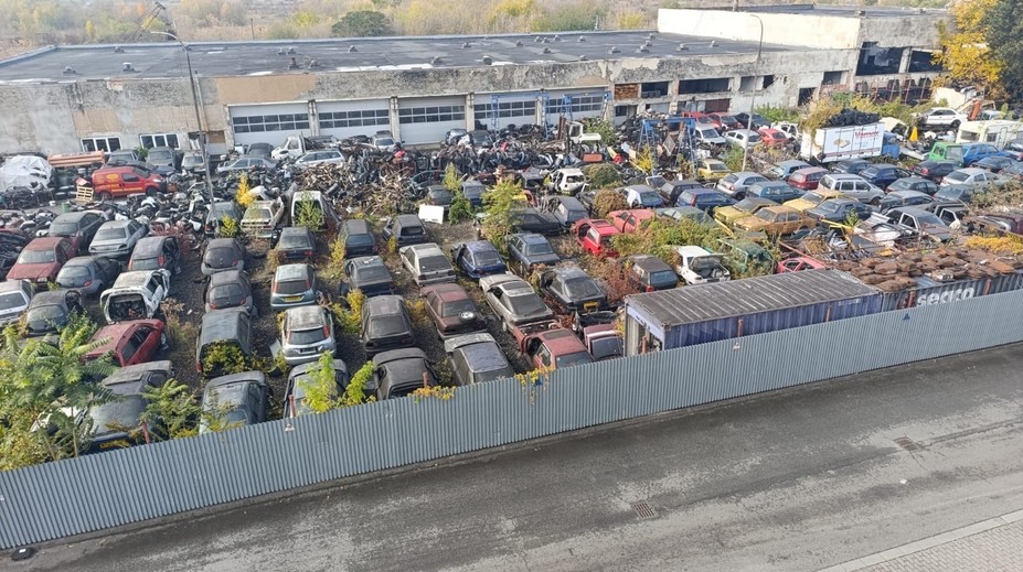 Zásah enviropolície v Košiciach vyvolal otázky o bezpečnosti vrakovísk. Likvidácia auta podlieha prísnym pravidlám