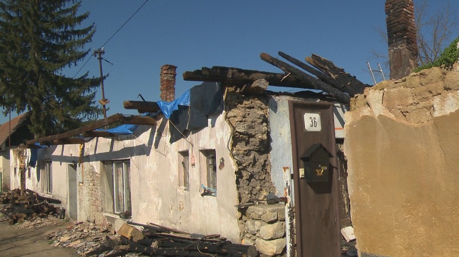 Dom im zničil požiar, manžel zomrel na infarkt. Ťažko skúšaná matka žije s dvomi deťmi v zhorenisku