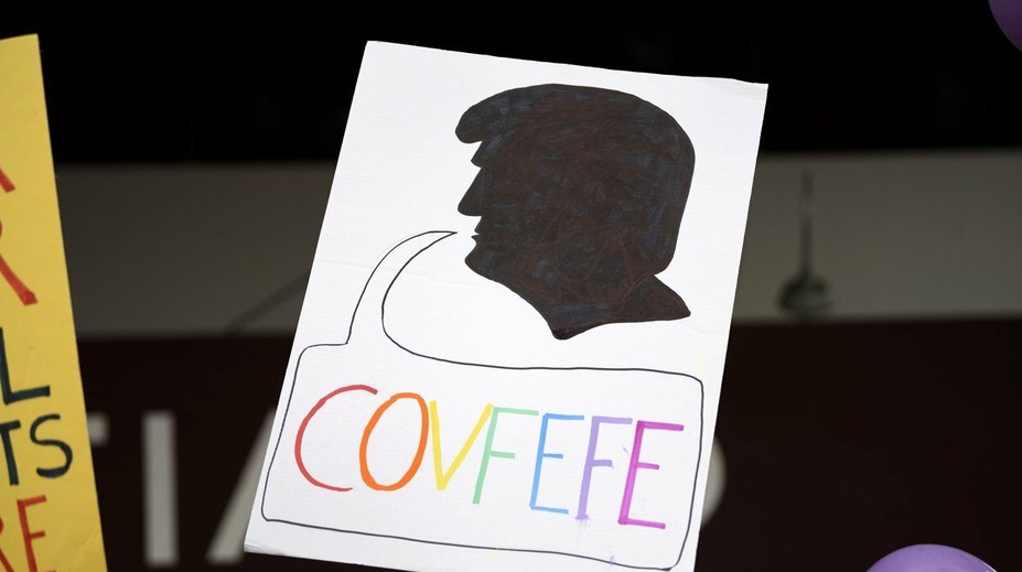 Žena si dala na poznávaciu značku auta "covfefe" z Trumpovho tweetu